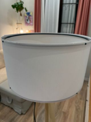 Lámpara de pie de madera y tela