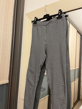 Pantalones de cuadros blancos y negros