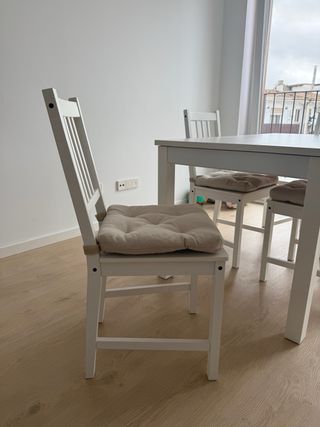 Mesa Ikea con 4 sillas