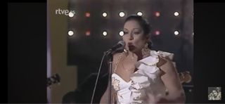 Bata de cola Lola Flores blanca