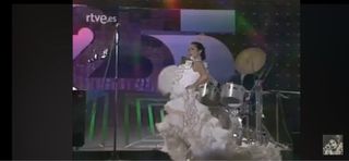 Bata de cola Lola Flores blanca