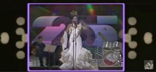 Bata de cola Lola Flores blanca