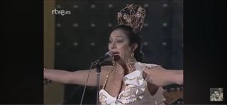 Bata de cola Lola Flores blanca