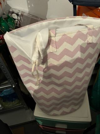 Cesta lavandería/juguetes tela rosa chevron