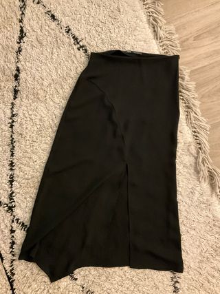 Falda Zara negra con abertura