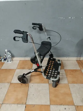 Andador con silla y frenos