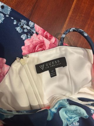 Vestido Guess floral blanco y rosa