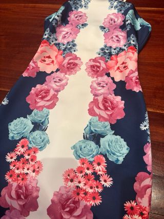 Vestido Guess floral blanco y rosa