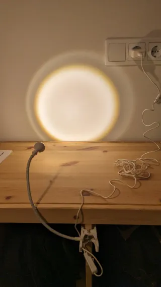 Lámpara flexo pinza Ikea blanca