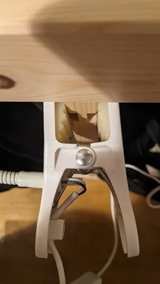 Lámpara flexo pinza Ikea blanca