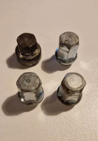 Tuercas de llanta con llave de seguridad