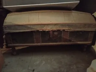 Baúl antiguo de madera y metal