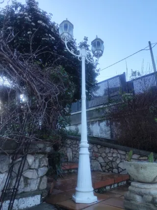Farola de metal blanca