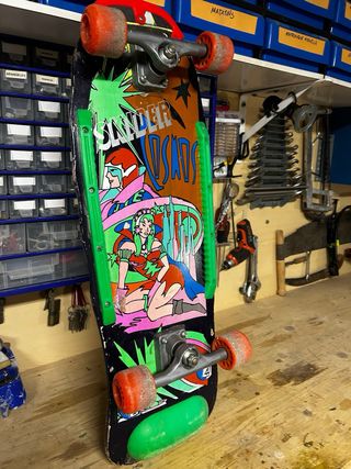 Monopatín con ruedas naranjas vintage