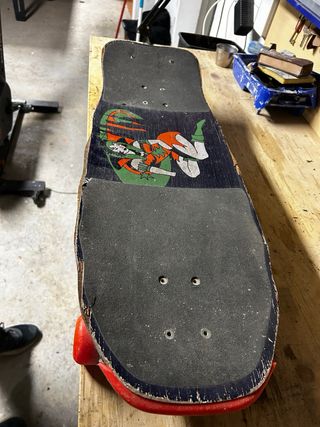 Monopatín con ruedas naranjas vintage