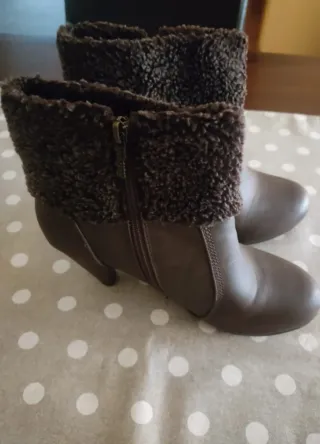 Botines Refresh Marrones con Forro Peludo