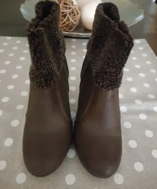 Botines Refresh Marrones con Forro Peludo
