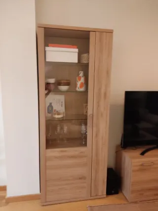 Mueble TV y vitrina de madera y cristal