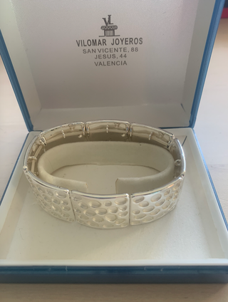 Pulsera rígida plateada con relieves geométricos