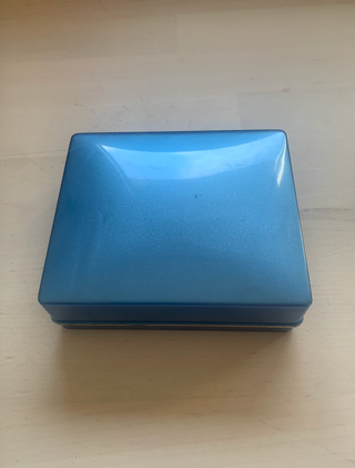 Pulsera rígida plateada con relieves geométricos