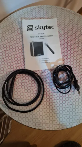 Amplificador Portátil Skytec 50W ST030 + Micrófono