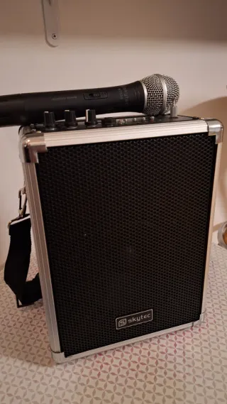 Amplificador Portátil Skytec 50W ST030 + Micrófono