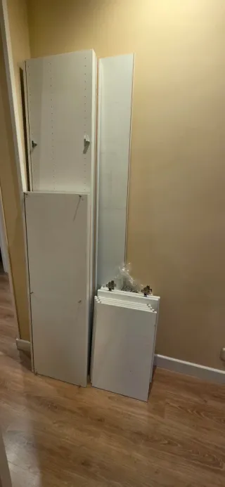 Estantería modular blanca con puertas de cristal