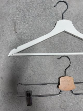 Perchas de madera y metal 40 blancas 30 metal