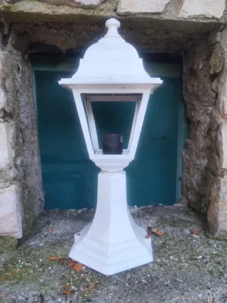 Lámpara exterior metálica blanca