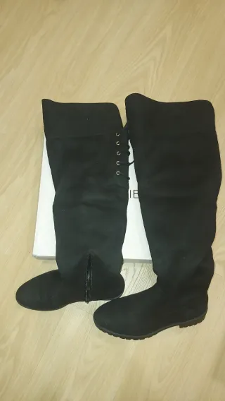 Botas altas ante negro