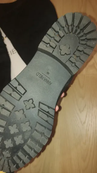 Botas altas ante negro