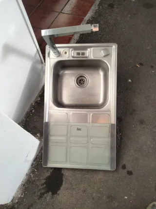 Fregadero y grifo de acero inoxidable