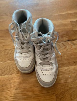 2 pares de tenis blancos y verdes