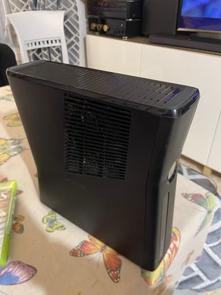 Xbox 360 Slim Negra + Transformador + HDMI + Juego