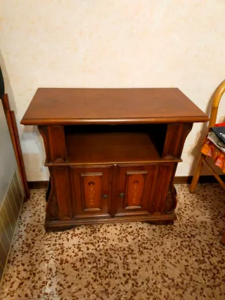 Mobile in legno massello con decorazioni floreali