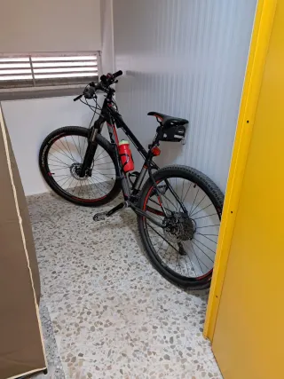 Bicicleta de montaña negra y roja