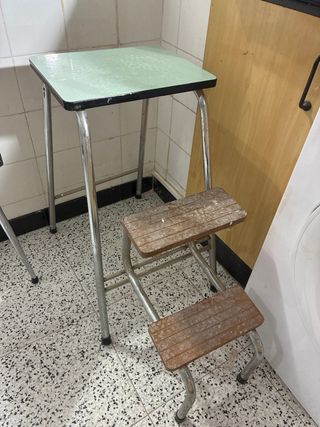 Taburete Escalera Metal 3€  Taburete negro 1€