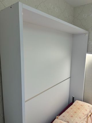 Cama doble blanca Abatible encajonada con colchón