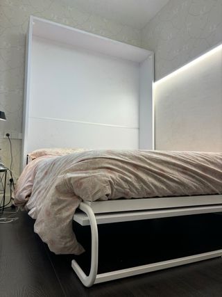 Cama doble blanca Abatible encajonada con colchón