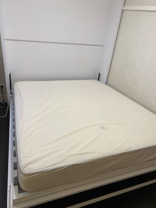 Cama doble blanca Abatible encajonada con colchón