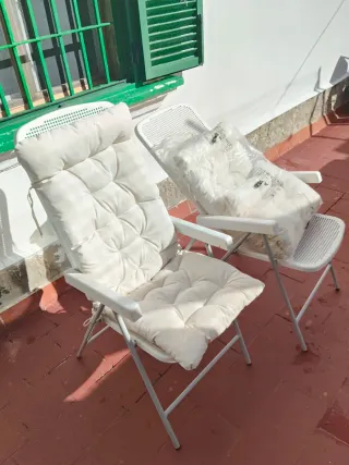 2 Sillas de terraza blancas + 1 sillas roja