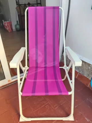 2 Sillas de terraza blancas + 1 sillas roja