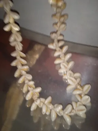 Collar de conchas beige