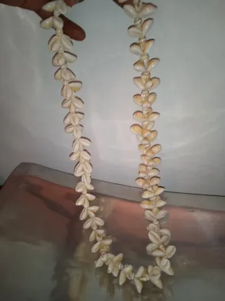 Collar de conchas beige