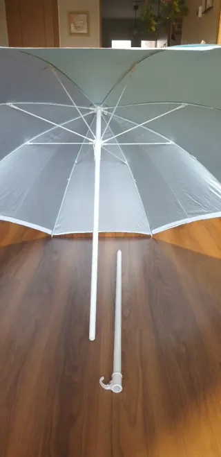 Sombrilla de playa azul y turquesa