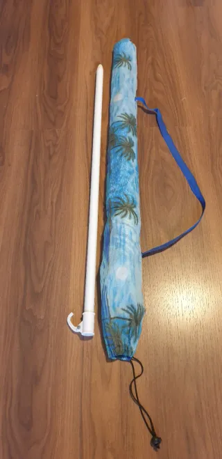 Sombrilla de playa azul y turquesa