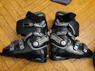 Esquís, fijaciones y botas de esquí