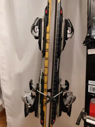 Esquís, fijaciones y botas de esquí