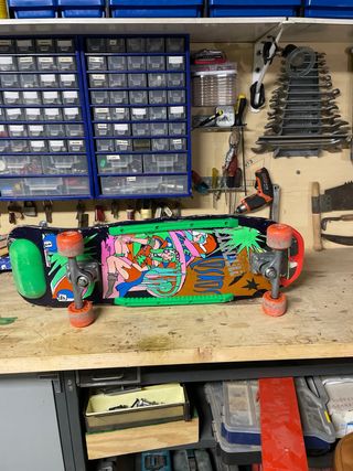 Monopatín vintage con ruedas naranjas