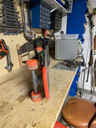 Monopatín vintage con ruedas naranjas